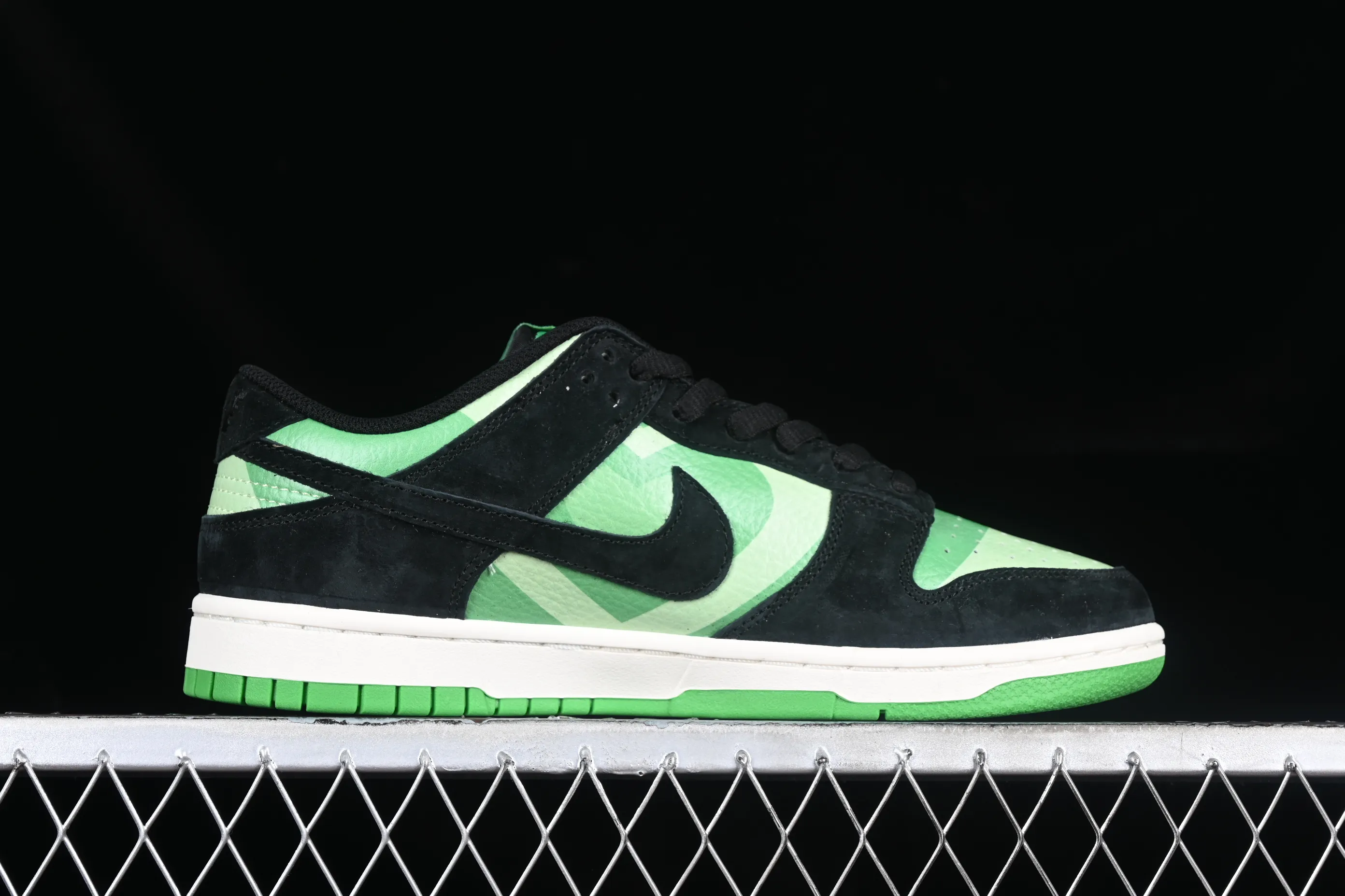 All Categories Nk SB Dunk Series Nk SB Dunk Low Low-top sneakers The Powerpuff Girls x Nk Dunk SB Low Powerpuff Girls joint black and green SB low-top casual sneakers GP5532-062